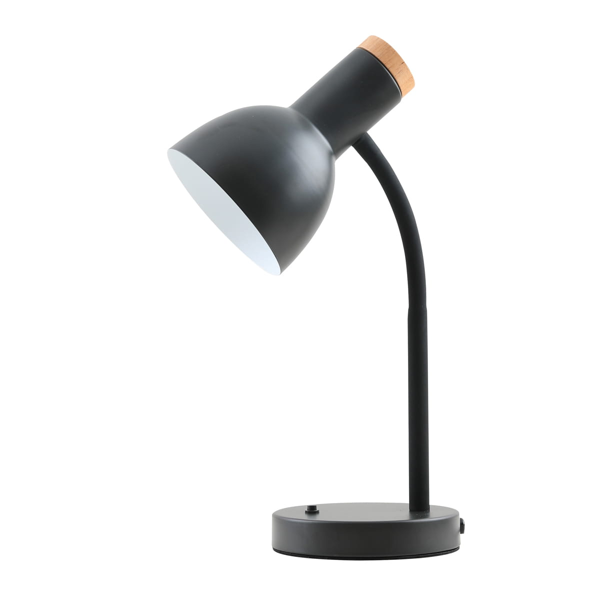 Czarna lampa biurkowa Senza z metalowym kloszem i drewnianym detalem, z regulowanym ramieniem. Stojąca na okrągłej podstawie. Klosz w kształcie stożka, wewnętrzna strona biała, co zwiększa efektywność oświetlenia. Działa na żarówkę E27.