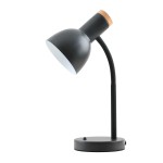Czarna lampa biurkowa Senza z metalowym kloszem i drewnianym detalem, z regulowanym ramieniem. Stojąca na okrągłej podstawie. Klosz w kształcie stożka, wewnętrzna strona biała, co zwiększa efektywność oświetlenia. Działa na żarówkę E27.