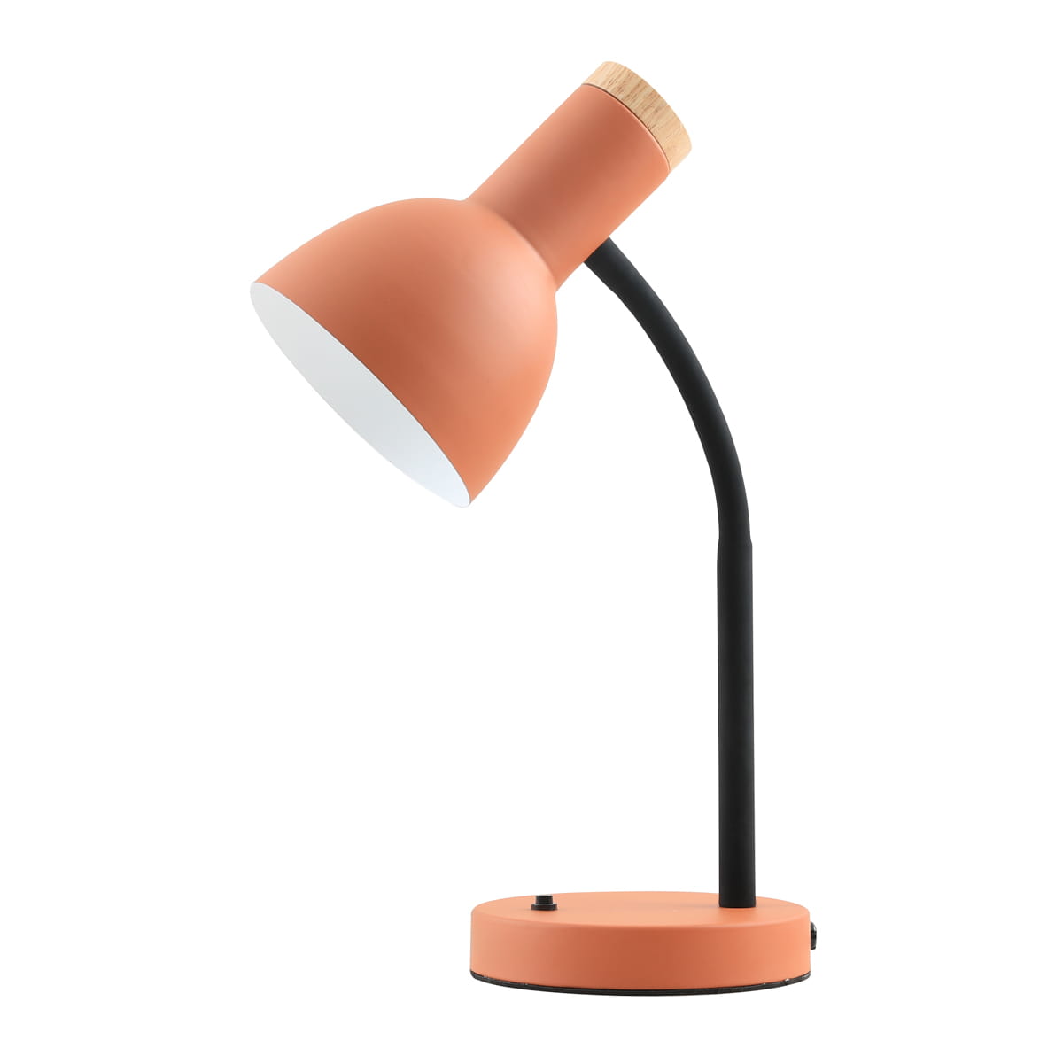 Lampa biurkowa Senza w kolorze pomarańczowym z metalowym kloszem i drewnianym wykończeniem. Zgięta czarna noga i okrągła podstawa z przyciskiem włączania. Ujęcie z boku, prezentujące detal konstrukcji i kolorystykę.