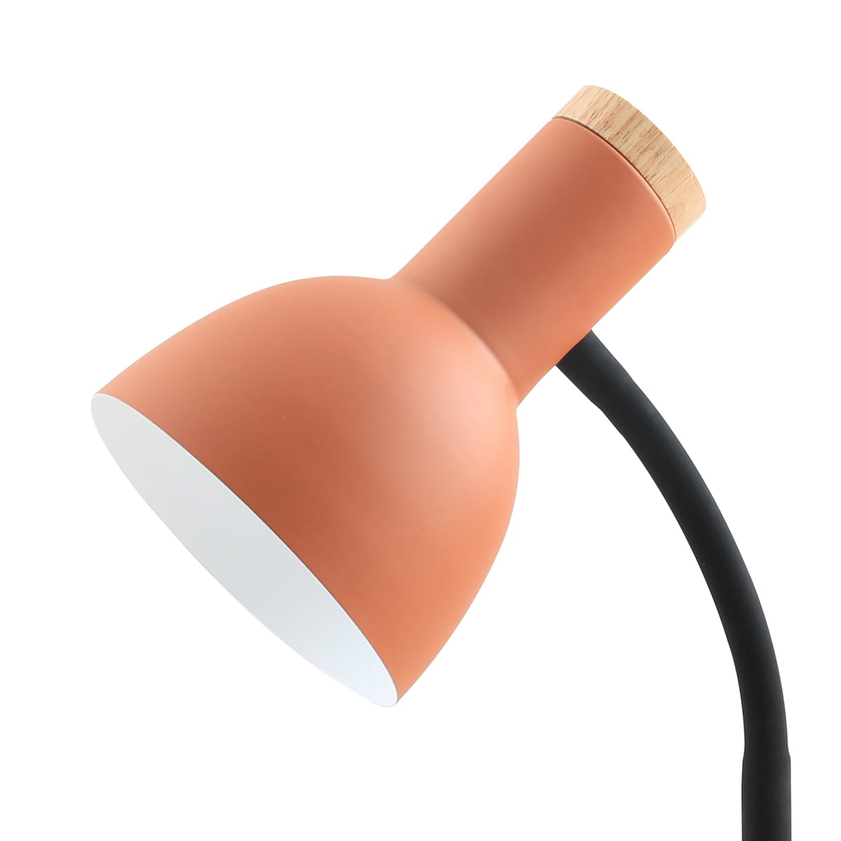 Lampa biurkowa Senza w kolorze pomarańczowym z metalowym kloszem i drewnianym wykończeniem u góry. Elastyczny czarny przewód. Ujęcie z boku, pokazujące kształt klosza i detal wykończenia.