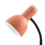 Lampa biurkowa Senza w kolorze pomarańczowym z metalowym kloszem i drewnianym wykończeniem u góry. Elastyczny czarny przewód. Ujęcie z boku, pokazujące kształt klosza i detal wykończenia.
