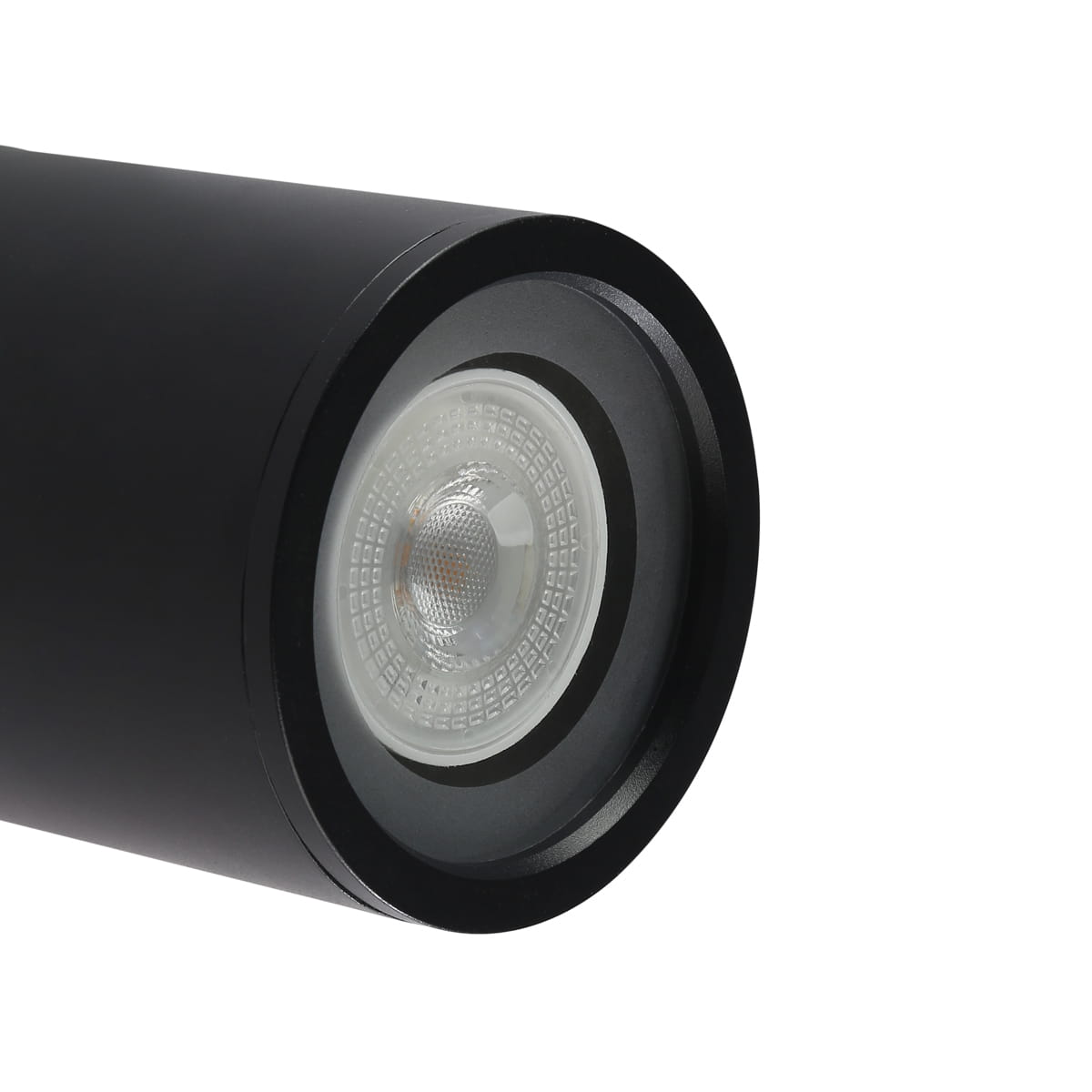 Lampa sufitowa Tormi w kolorze czarnym, z pojedynczym gniazdem GU10 i klasą ochrony IP54. Widok z boku na okrągłą głowicę z przezroczystym kloszem, z teksturowanym wnętrzem, montowana na suficie.