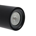 Lampa sufitowa Tormi w kolorze czarnym, z pojedynczym gniazdem GU10 i klasą ochrony IP54. Widok z boku na okrągłą głowicę z przezroczystym kloszem, z teksturowanym wnętrzem, montowana na suficie.