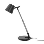 Lampka biurkowa Bolek w kolorze czarnym, z regulowanym kloszem i metalowym ramieniem. Została umieszczona na okrągłej podstawie. Posiada źródło światła LED o mocy 7W, z temperaturą barwową 3000-6000K. Kabel zasilający widoczny z boku.