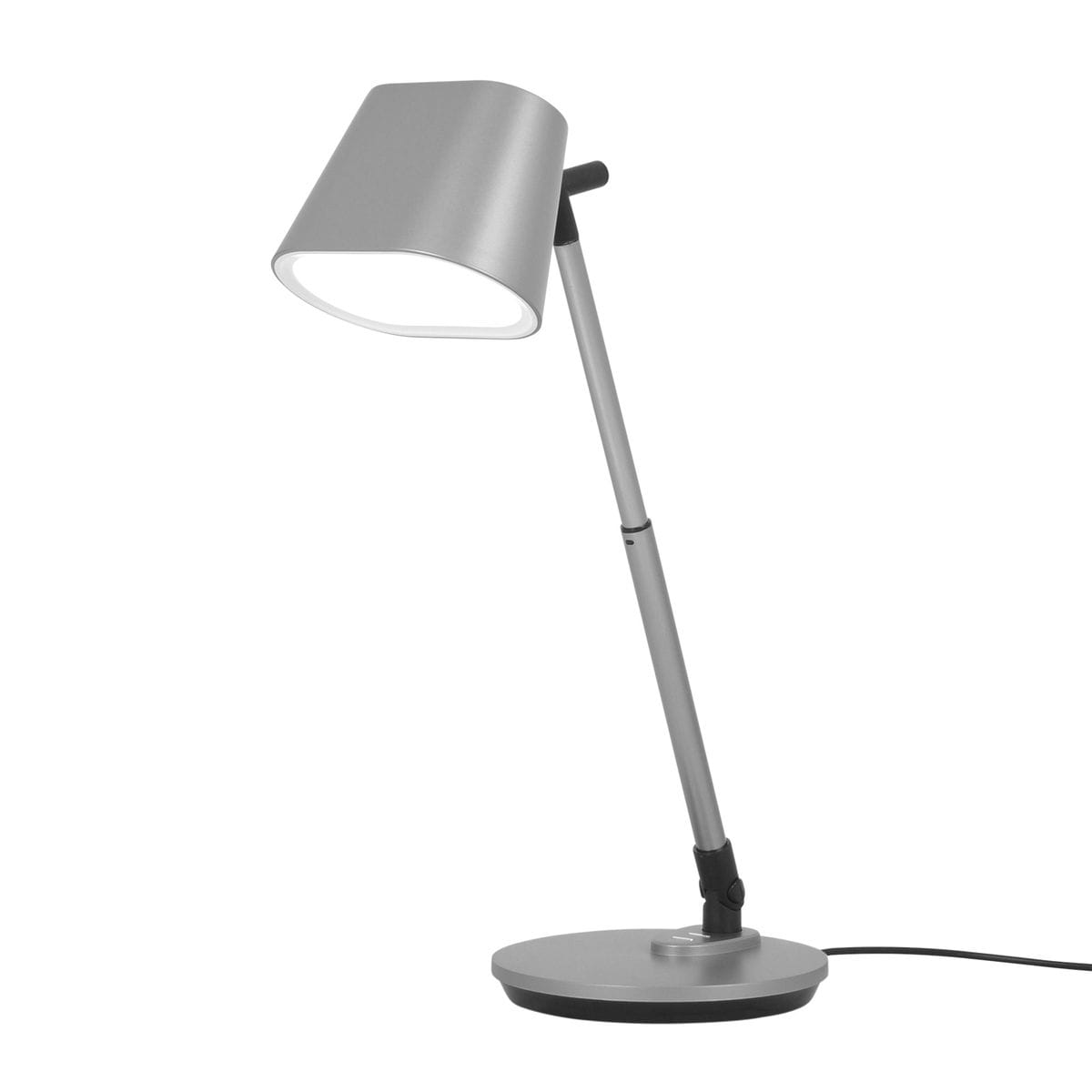 Lampka biurkowa Bolek w kolorze grafitowym z regulowanym kloszem, stojąca na okrągłej podstawie. Wbudowana dioda LED o mocy 7W, z możliwością zmiany temperatury barwowej światła w zakresie 3000-6000K. Ujęcie z boku, ukazujące ruchomy mechanizm.