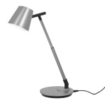 Grafitowa lampka biurkowa Bolek z metalowym kloszem, regulowanym ramieniem i okrągłą podstawą. Zainstalowane 1xLED 7W, z możliwością zmiany temperatury barwowej w zakresie 3000-6000K. Ujęcie z boku, lampka w pozycji stojącej.
