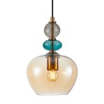 Lampa wisząca Busco z jednym gniazdem E27, w kolorze czarnym i bursztynowym. Szklany klosz w kształcie dzwonu z dekoracyjnymi elementami w odcieniach szaro-niebieskim. Zawieszona na czarnym przewodzie, z widoczną żarówką.