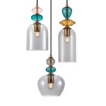 Lampa wisząca Busco w kolorze czarnym z dymionymi kloszami, złożona z trzech różnych szklanych elementów w kształcie cylindrów i kul, ozdobiona kolorowymi akcentami. Zawieszona na czarnym przewodzie, idealna do nowoczesnych wnętrz.
