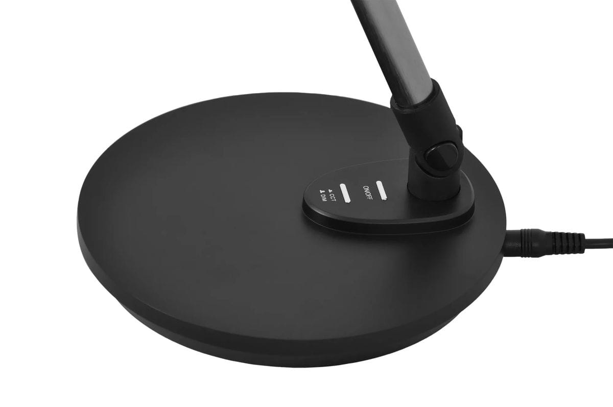 Lampka biurkowa Lolek w kolorze czarnym z podstawą o okrągłym kształcie. Widoczny przycisk z funkcjami włączania/wyłączania oraz regulacji jasności. Metalowy stelaż z ruchomym ramieniem. Idealna do użytku w biurze lub domowym gabinecie.