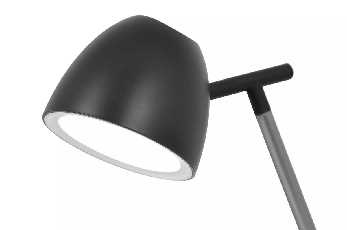 Lampka biurkowa Lolek w kolorze czarnym, z metalowym kloszem o zaokrąglonym kształcie. Posiada stelaż w kolorze srebrnym. Źródło światła LED o mocy 7W, z możliwością regulacji temperatury barwowej od 3000 do 6500K. Ujęcie z boku, pokazujące detal klosza.