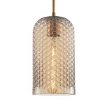 Lampa wisząca Renti z kloszem w bursztynowym kolorze, o fakturze heksagonalnych wypukłości, z metalowym uchwytem w złotym odcieniu. Wyposażona w gniazdo E27, zawieszona w pionie. Idealna do nowoczesnych wnętrz.