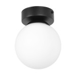 Lampa sufitowa Inez z jedną oprawą E14 w kolorze czarnym i białym. Okrągła, matowa kula ze szkła umieszczona na czarnym, metalowym mocowaniu. Ujęcie z dołu, pokazujące kształt i detale lampy.