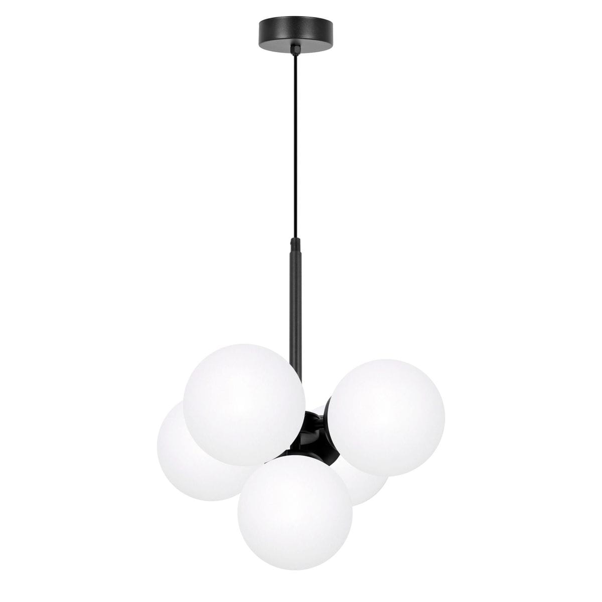 Lampa wisząca Inez z pięcioma kulistymi kloszami w kolorze białym, zamontowana na czarnym stelażu. Klosze są wykonane z matowego szkła, zawieszone na cienkim, czarnym przewodzie. Wisi pod sufitem, tworząc nowoczesny element dekoracyjny.