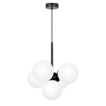 Lampa wisząca Inez z pięcioma kulistymi kloszami w kolorze białym, zamontowana na czarnym stelażu. Klosze są wykonane z matowego szkła, zawieszone na cienkim, czarnym przewodzie. Wisi pod sufitem, tworząc nowoczesny element dekoracyjny.
