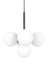 Lampa wisząca Inez z pięcioma oprawami E14, w kolorze czarnym i białym. Składa się z czarnego przewodu i stelaża oraz czterech białych, okrągłych kloszy. Produkt zawieszony w pionie, na jednolitym tle.