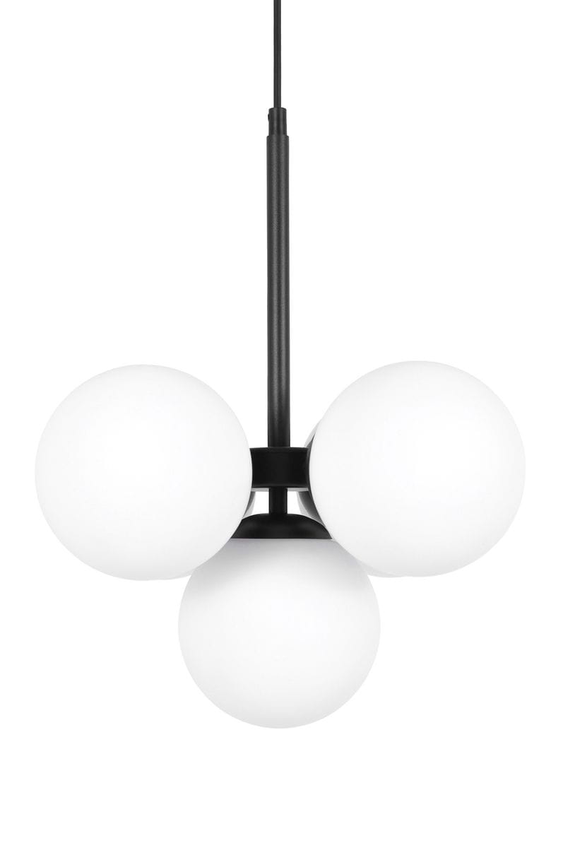 Lampa wisząca Inez z pięcioma źródłami światła E14, w kolorze czarnym i białym. Posiada trzy okrągłe, matowe klosze w białym kolorze, umieszczone na czarnej podstawie. Zawieszona na długim, czarnym przewodzie. Frontalne ujęcie.