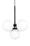 Lampa wisząca Inez z pięcioma źródłami światła E14, w kolorze czarnym i białym. Posiada trzy okrągłe, matowe klosze w białym kolorze, umieszczone na czarnej podstawie. Zawieszona na długim, czarnym przewodzie. Frontalne ujęcie.
