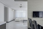 Lampa sufitowa Megan 5xE14 w kolorze czarnym i grafitowym, z eleganckimi szklanymi kloszami w kształcie kul, zawieszona na prostym, metalowym stelażu. Produkt umieszczony w nowoczesnym wnętrzu z białymi meblami i szarymi ścianami.