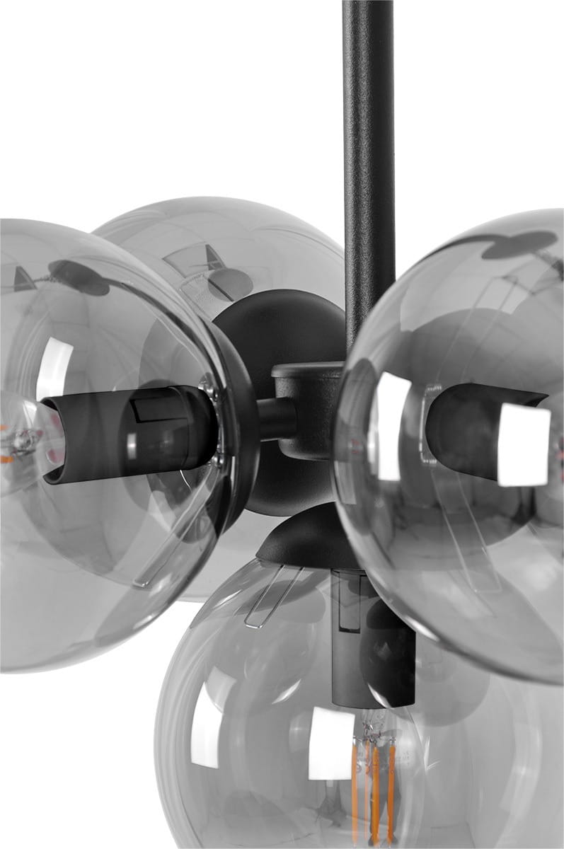Lampa sufitowa Megan 5xE14 w kolorze czarnym z grafitowymi kloszami. Widok z bliska na pięć kulistych, przezroczystych kloszy, zamontowanych na czarnej podstawie. Klosze mają szare zabarwienie, wyeksponowane żarówki z widocznymi żarnikami.