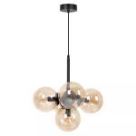Lampa wisząca Piro 5xE14 w kolorze czarnym i bursztynowym, z pięcioma szklanymi kulami. Ułożona pod kątem, z czarnym przewodem i podstawą. Kuliste klosze o przezroczystym bursztynowym wykończeniu, ukazujące źródła światła.