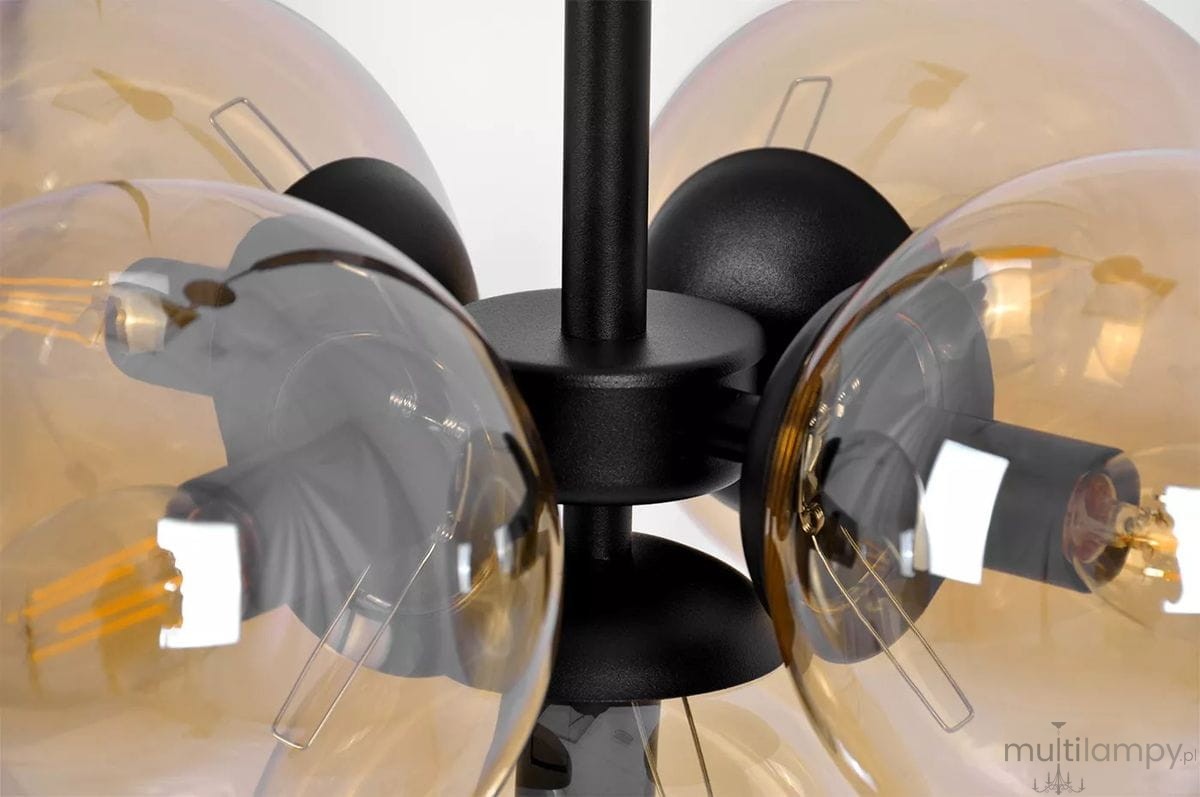 Lampa sufitowa Piro z pięcioma oprawkami E14, w kolorze czarnym z bursztynowymi kloszami. Ujęcie z góry pokazuje detale mocowania i kształt kloszy, które są okrągłe i lekko przezroczyste. Materiał konstrukcji to metal, nadający nowoczesny wygląd.