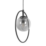 Lampa wisząca Davos z żarówką E14, czarna i grafitowa. Okrągła, przezroczysta kula z ciemnego szkła zawieszona w metalowym, czarnym pierścieniu. Ujęcie z boku, wisząca, elegancka konstrukcja.
