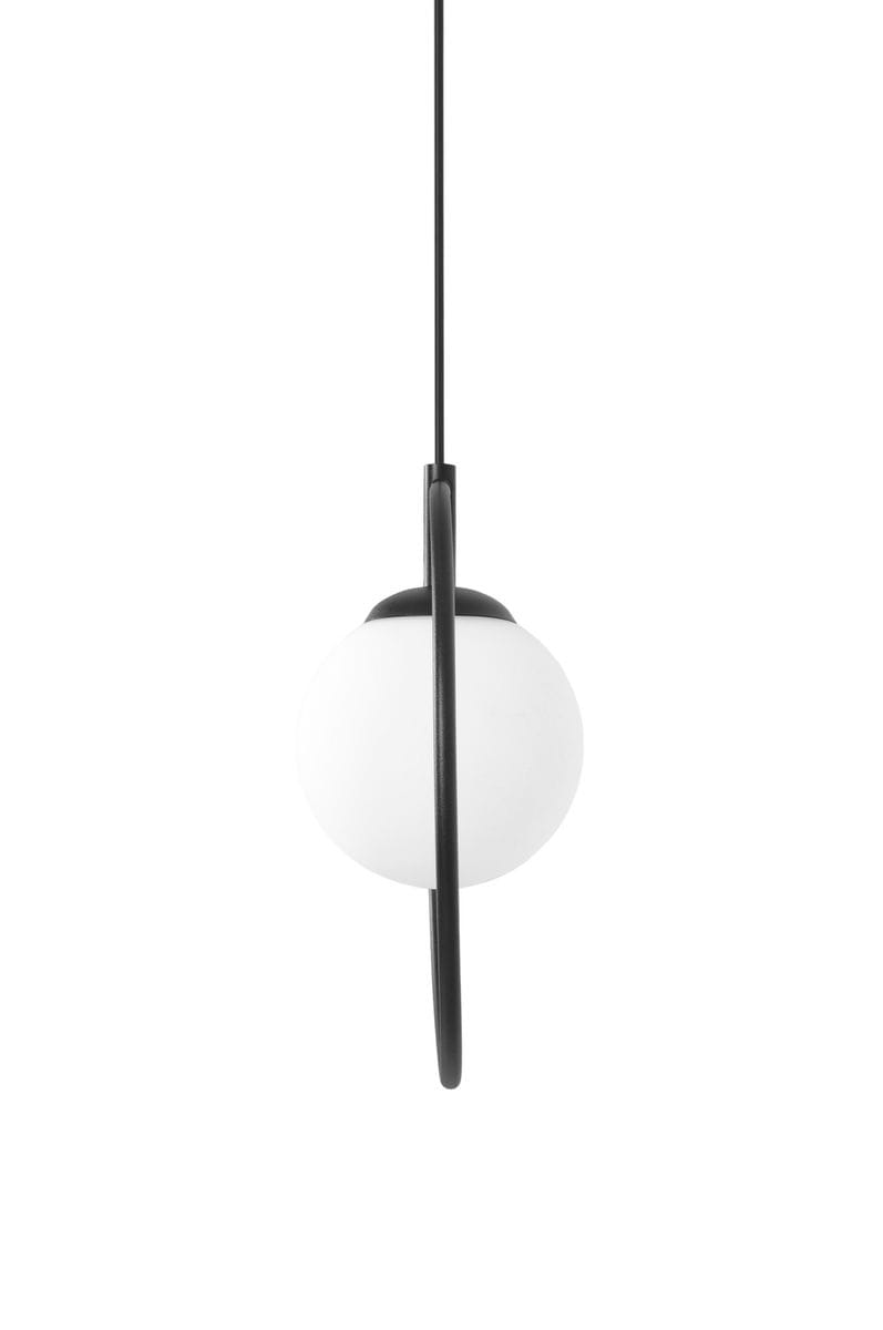 Lampa wisząca Geo z oprawą w kolorze czarnym i białą, kulistą szklaną kloszem. Produkt zawieszony na cienkim przewodzie, widok frontalny. Prosta forma z minimalistycznym designem, idealna do nowoczesnych wnętrz.