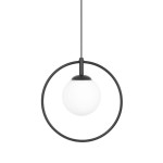 Lampa wisząca Geo 1xE14 w kolorze czarnym i białym. Okrągła metalowa konstrukcja z czarnym wykończeniem, zawieszona na cienkim przewodzie. Biała, szklana kula o gładkiej powierzchni umieszczona w centralnym miejscu.