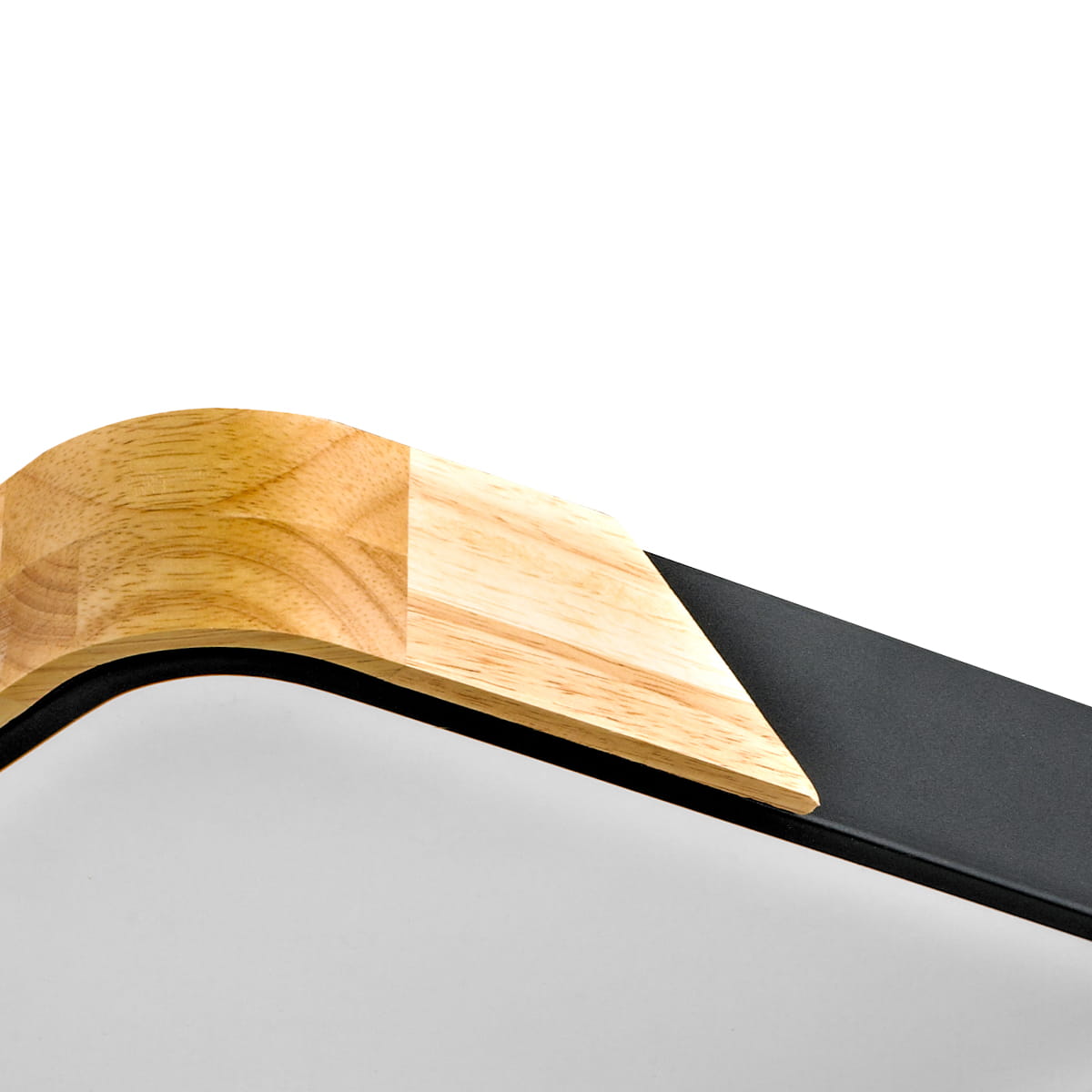 Plafon Santer 32 z czarnym metalowym korpusem i drewnianymi detalami. Widoczny kąt zbliżenia na połączenie czarnej obudowy z jasnym drewnem. Okrągły kształt, przeznaczony do montażu sufitowego, z miejscem na jedną żarówkę LED 24W.