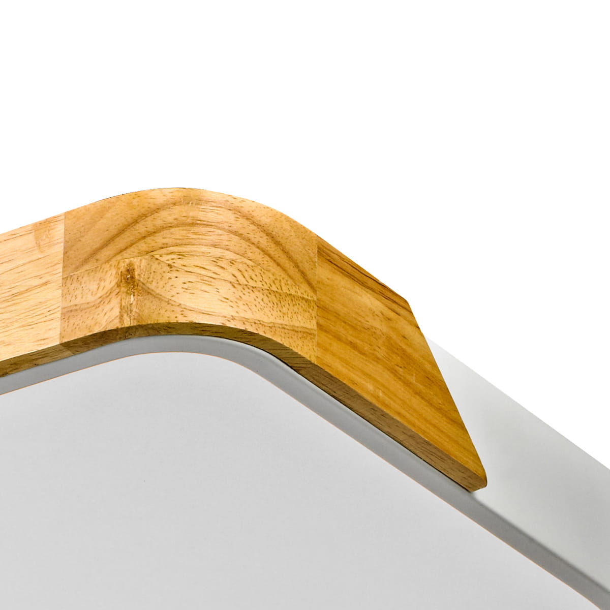 Plafon Santer 32 z białym kloszem i drewnianym wykończeniem. Widoczny detal zaokrąglonego narożnika z jasnego drewna, które kontrastuje z gładką powierzchnią. Produkt montowany sufitowo, w nowoczesnym stylu.