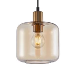 Lampa wisząca Zona w kolorze czarnym z bursztynowym kloszem, zawieszona na cienkim kablu. Klosz ma kształt prostokątnego sześcianu, a w jego wnętrzu widoczna żarówka E27 z widocznymi spiralnymi elementami.
