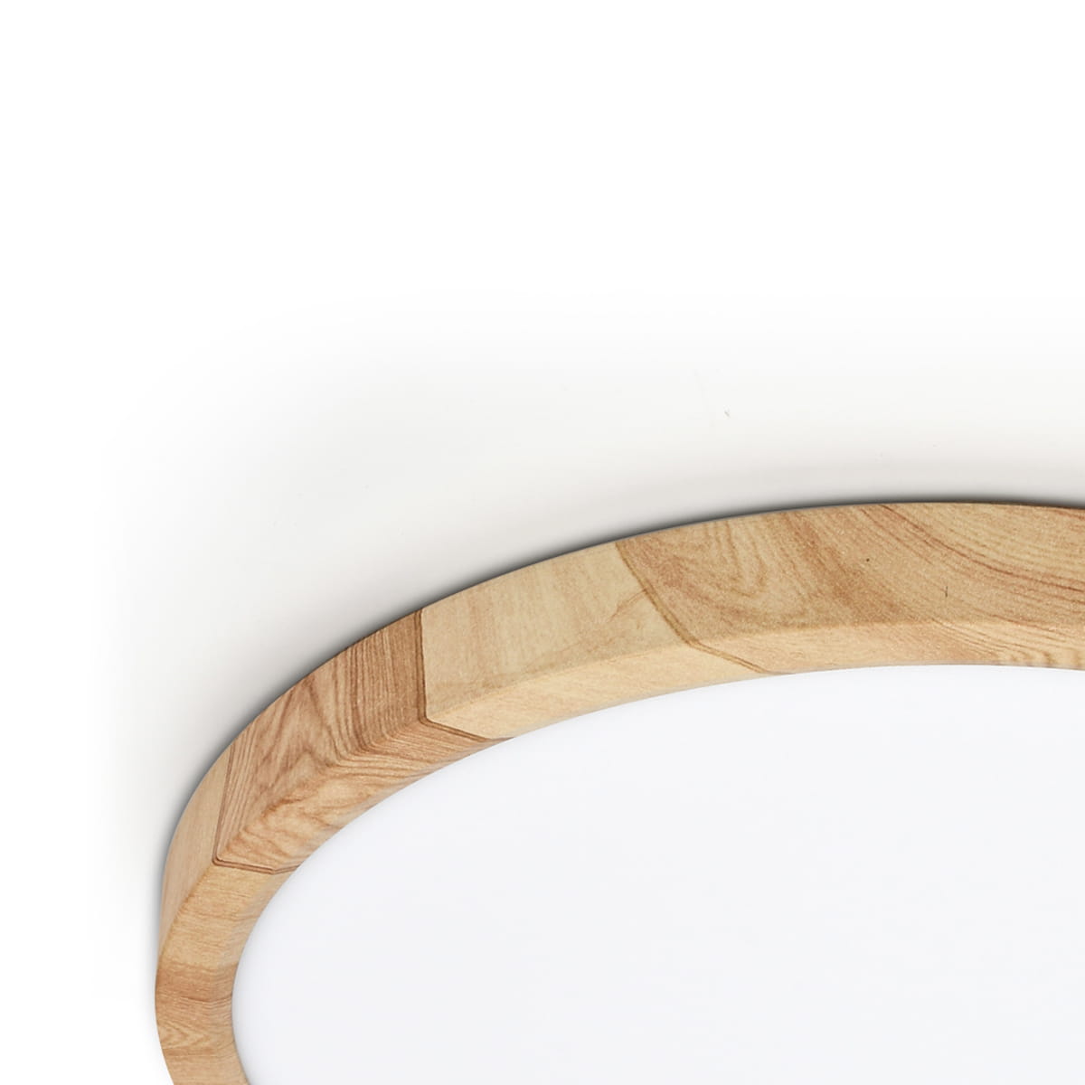 Plafon Alata D40 o średnicy 40 cm, z białym, okrągłym kloszem i drewnianą ramą w jasnym kolorze. Zainstalowane źródło światła LED 32W, wodoszczelność IP44. Ujęcie z góry, pokazujące detal wykończenia drewna.