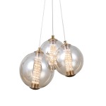 Lampa wisząca Butero z trzema szklanymi kloszami w formie kul, z widocznymi żarówkami LED, złote detale u podstawy kloszy, zawieszona na białych linkach, w jasnym tle. Idealna do nowoczesnych wnętrz.