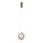 Lampa wisząca Butero D15 z pojedynczym źródłem LED 6W, w złotej oprawie. Kula szklana z przezroczystym wykończeniem, zawieszona na białym przewodzie. Zamontowana na suficie, frontalny widok. Idealna do nowoczesnych wnętrz.