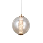 Lampa wisząca Butero D15 z przezroczystą, kulistą kloszem i złotym detalem, zawieszona na białym kablu. Wewnątrz znajduje się dioda LED o mocy 6W, emitująca ciepłe światło. Klosz ma gładką powierzchnię i delikatnie zaokrąglony kształt.