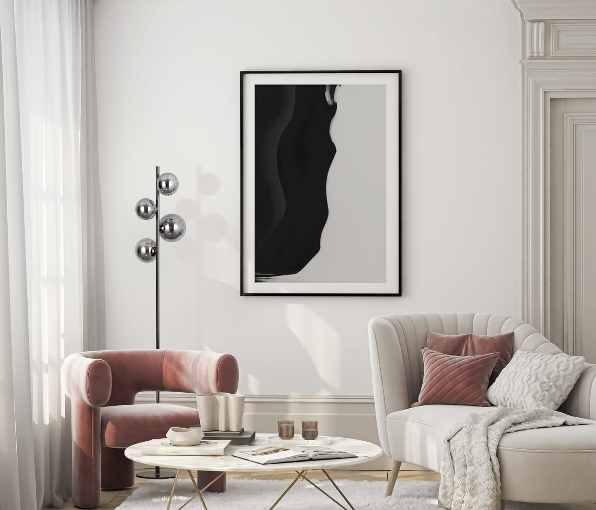 Lampa podłogowa Canello w kolorze czarnego chromu z dymionymi kloszami, posiadająca cztery źródła światła G9. Ustawiona w rogu eleganckiego wnętrza, obok różowego fotela i okrągłego stolika.