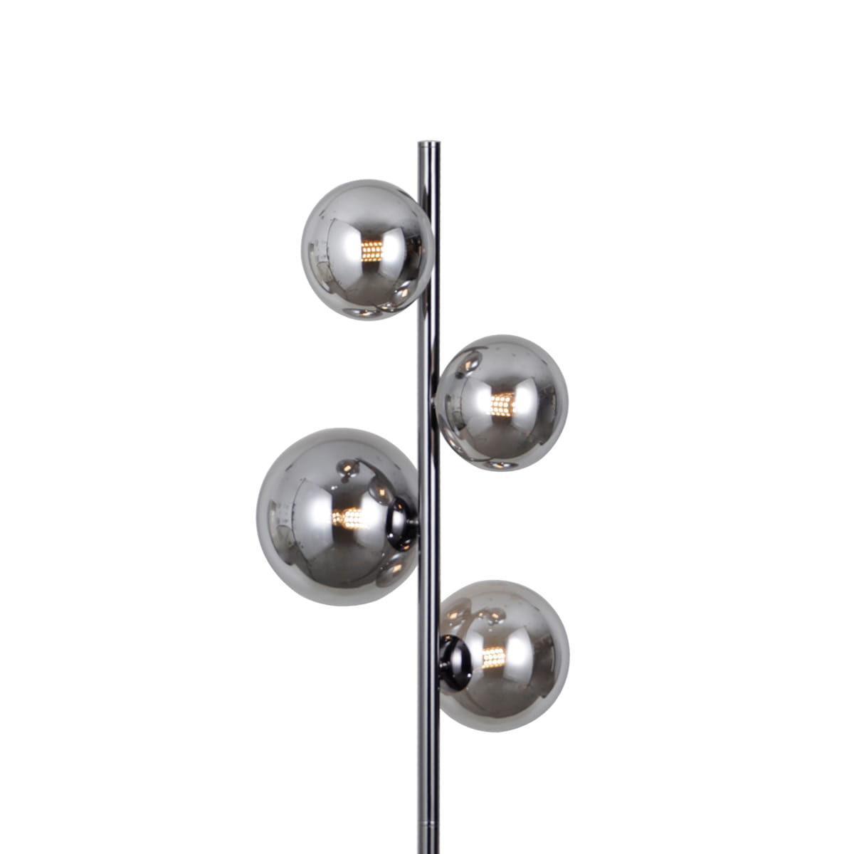 Lampa podłogowa Canello w kolorze czarnym i chromowanym, z trzema dymionymi, okrągłymi kloszami. Stojąca konstrukcja z metalowym stelażem, prezentująca nowoczesny design. Klosze umieszczone w różnych wysokościach, zapewniające efektowną iluminację.