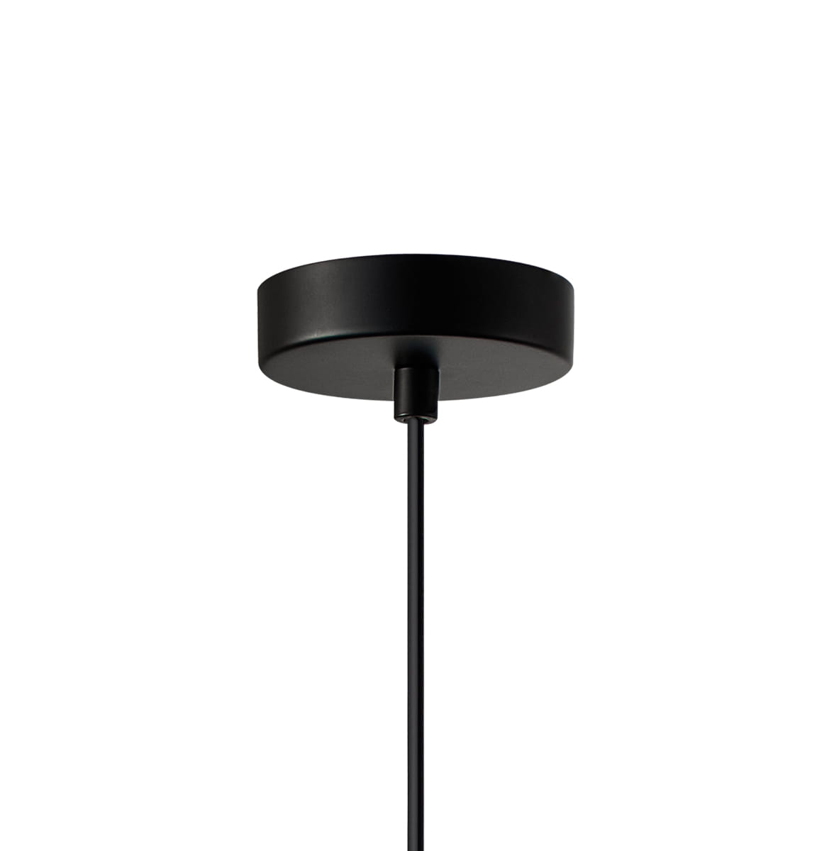 Czarna lampa wisząca Norlis z jednym gniazdem E27, z metalowym stelażem i prostą, okrągłą podsufitką. Zawieszona na cienkim przewodzie, idealna do minimalistycznych wnętrz.