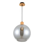 Lampa wisząca Potan 1xE27 z drewnianym uchwytem w kolorze bursztynowym i szklaną kulą o połyskującym, metalicznym wykończeniu. Zawieszona na czarnym przewodzie, idealna do nowoczesnych wnętrz.