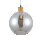 Lampa wisząca Potan z żarówką E27, wykonana z bursztynowego szkła i drewna. Posiada okrągły, błyszczący klosz oraz drewniany element u góry. Zawieszona na czarnym przewodzie, idealna do nowoczesnych wnętrz.