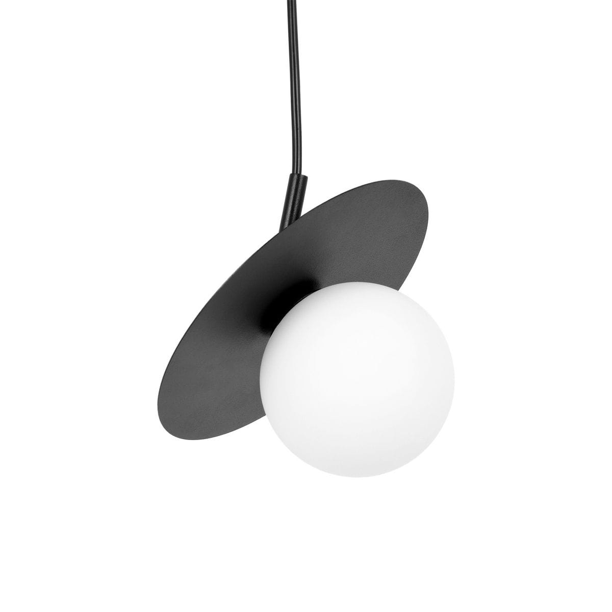Lampa wisząca Sante D18 w kolorze czarnym i białym. Posiada okrągły klosz z matowego szkła oraz płaską, czarną podstawę. Zawieszona na cienkim, czarnym przewodzie, ukazuje nowoczesny design w minimalistycznym stylu.