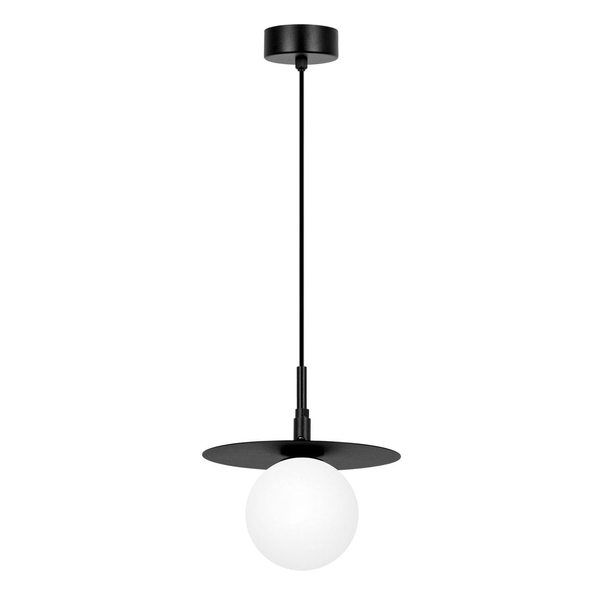 Czarna lampa wisząca Sante D18 z białym kloszem w kształcie kuli, zawieszona na cienkim przewodzie. Posiada okrągłą, czarną podstawę oraz płaską, czarną osłonę. Idealna do nowoczesnych wnętrz.