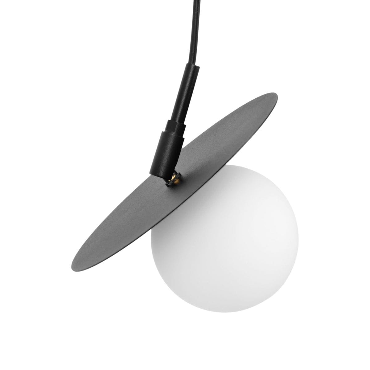 Lampa wisząca Sante D18 z okrągłą, białą kulą i czarnym, płaskim kloszem. Ujęcie z boku, pokazujące zawieszenie i przewód. Styl minimalistyczny, idealna do nowoczesnych wnętrz.