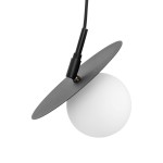 Lampa wisząca Sante D18 z okrągłą, białą kulą i czarnym, płaskim kloszem. Ujęcie z boku, pokazujące zawieszenie i przewód. Styl minimalistyczny, idealna do nowoczesnych wnętrz.
