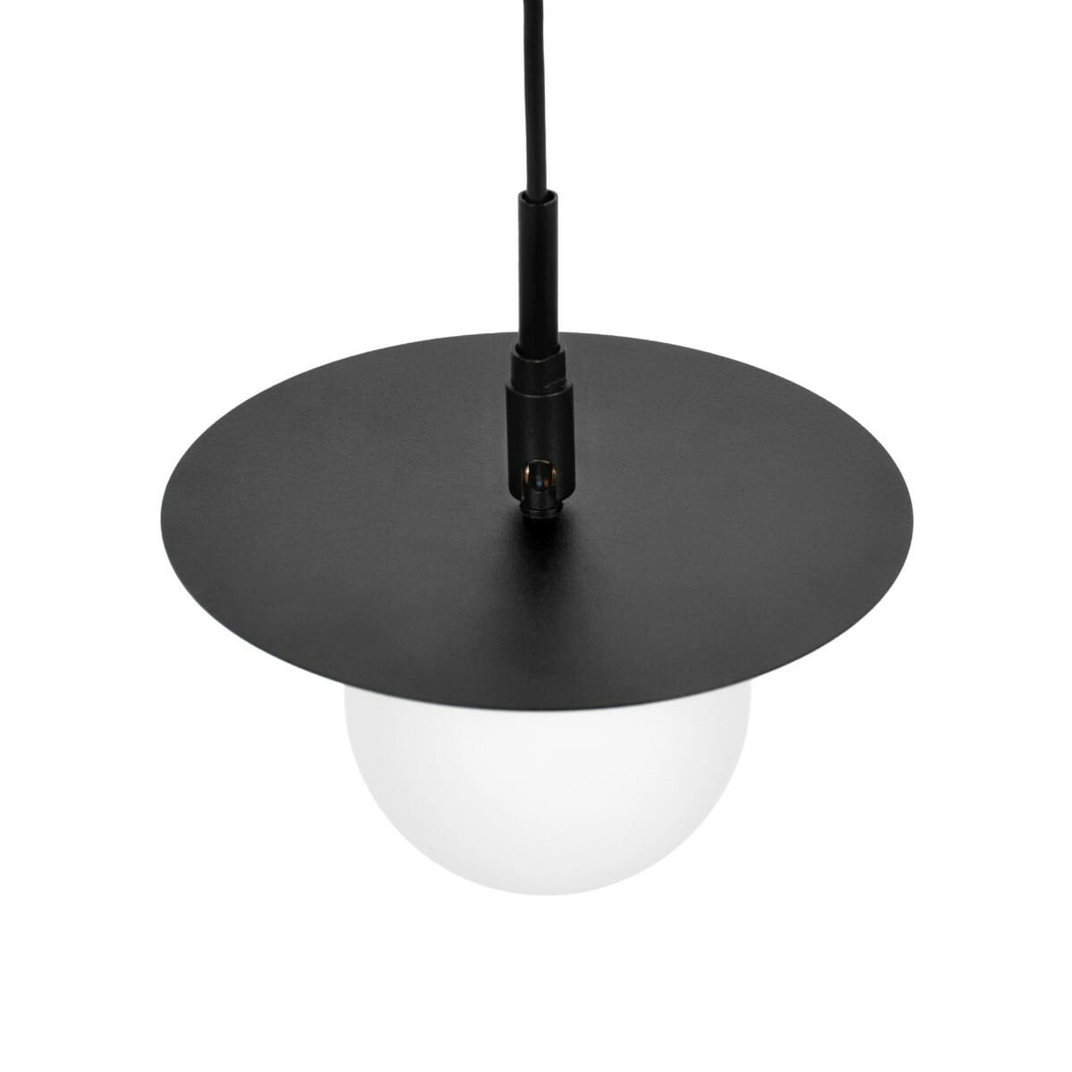 Lampa wisząca Sante D18 z czarnym metalowym kloszem i białą, okrągłą kulą. Ujęcie z góry, pokazujące detal mocowania oraz kabel zasilający. Prosta forma idealna do nowoczesnych wnętrz.