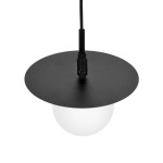 Lampa wisząca Sante D18 z czarnym metalowym kloszem i białą, okrągłą kulą. Ujęcie z góry, pokazujące detal mocowania oraz kabel zasilający. Prosta forma idealna do nowoczesnych wnętrz.