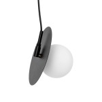 Lampa wisząca Sante D18 z czarnym, okrągłym metalowym uchwytem oraz białą, okrągłą żarówką G9. Produkt zawieszony na czarnym przewodzie, widok z boku, eksponujący minimalistyczny design i kontrast kolorów.