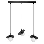 Lampa wisząca Sante z trzema źródłami światła G9. Czarna metalowa podsufitka z trzema zwisającymi oprawami z białymi, okrągłymi kloszami i czarnymi, okrągłymi podstawami. Kąt ujęcia frontalny. Idealna do nowoczesnych wnętrz.