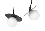 Lampa wisząca Sante 3xG9 w kolorze czarnym i białym. Zawiera trzy białe, okrągłe klosze na czarnych podstawach, wiszące na cienkich kabelkach. Ujęcie z przodu, ukazujące detale konstrukcji oraz współczesny design.