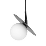 Lampa wisząca Sante 3xG9 w kolorze czarnym i białym, z okrągłą, matową kulą i prostokątnym, czarnym daszkiem. Ujęcie z góry, wisi na cienkim przewodzie. Idealna do nowoczesnych wnętrz.